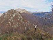 33 Poco sotto la croce anticima Monte Ocone con vista in cima Ocone e Resegone 